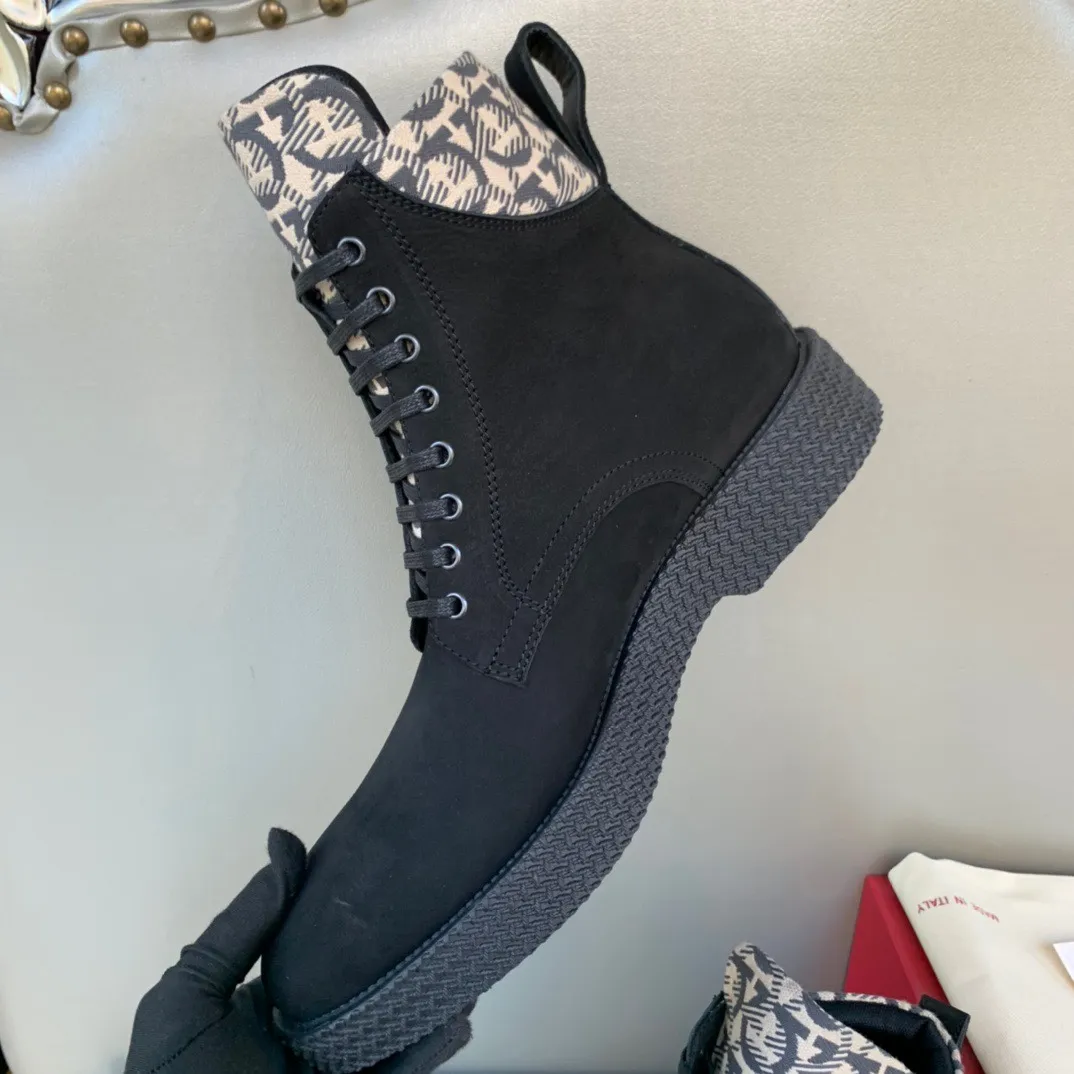 [Ferragamo] Top P: 1000💰 Number of yards: 39~44 (38.45 custom-made, non-returnable) Ferragamo winter series, original 1:1 development, casual men's short boots. Made with heavy investment, shoes and boots are made of imported cowhide + imported Ferragamo special fabric. Black cowhide lining that is not easily deformed. Wear-resistant rubber outsole, black cowhide, black open edge beads, black frosted, brown suede. Factory craftsmanship, perfect products are only prepared for you who know taste! Any comparison is welcome!